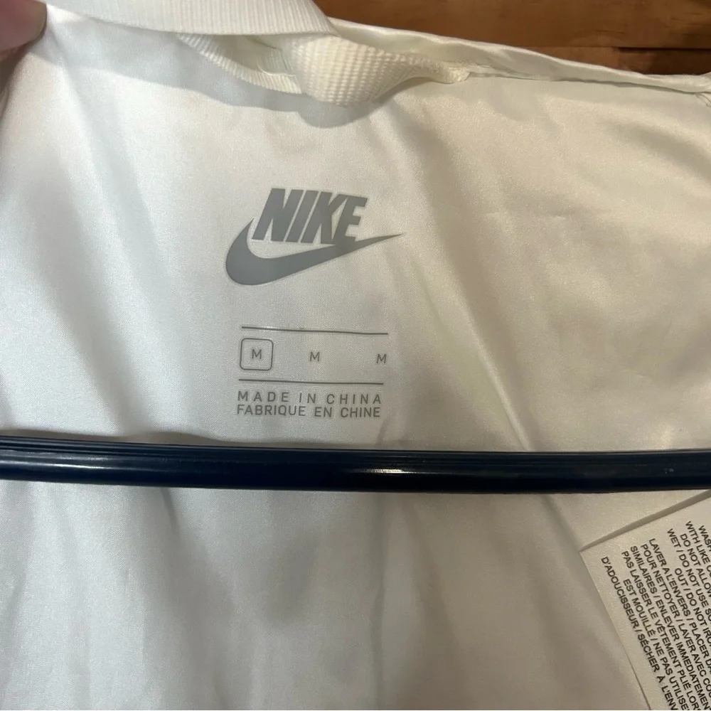 Nike women running division water/wind repel jacket, white/green - Picture 8 of 11